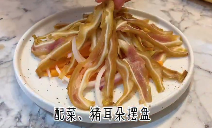 紅油豬耳的做法-香辣味拌菜譜