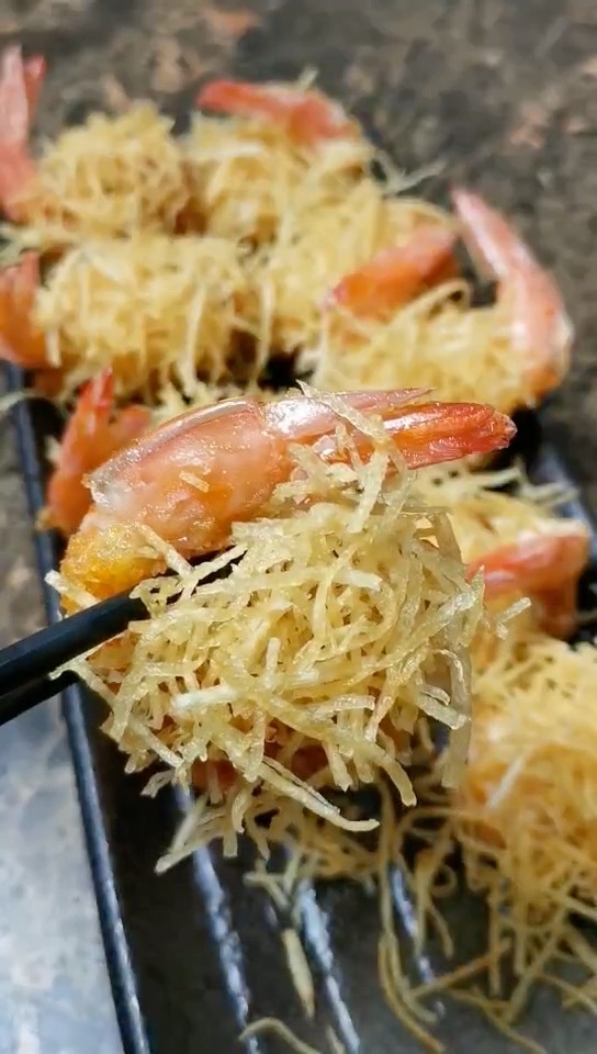 土豆絲成就了“金絲鳳尾蝦”的做法-咸鮮味炸菜譜
