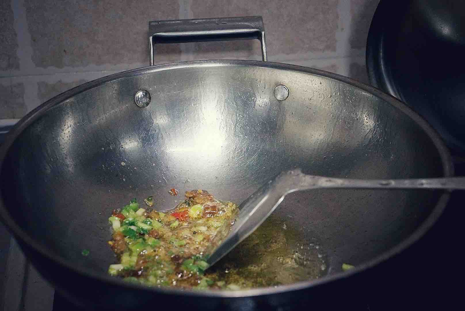 花蛤辣醬爆螺絲的做法-香辣味炒菜譜