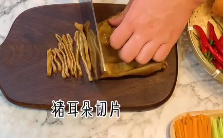 紅油豬耳的做法-香辣味拌菜譜