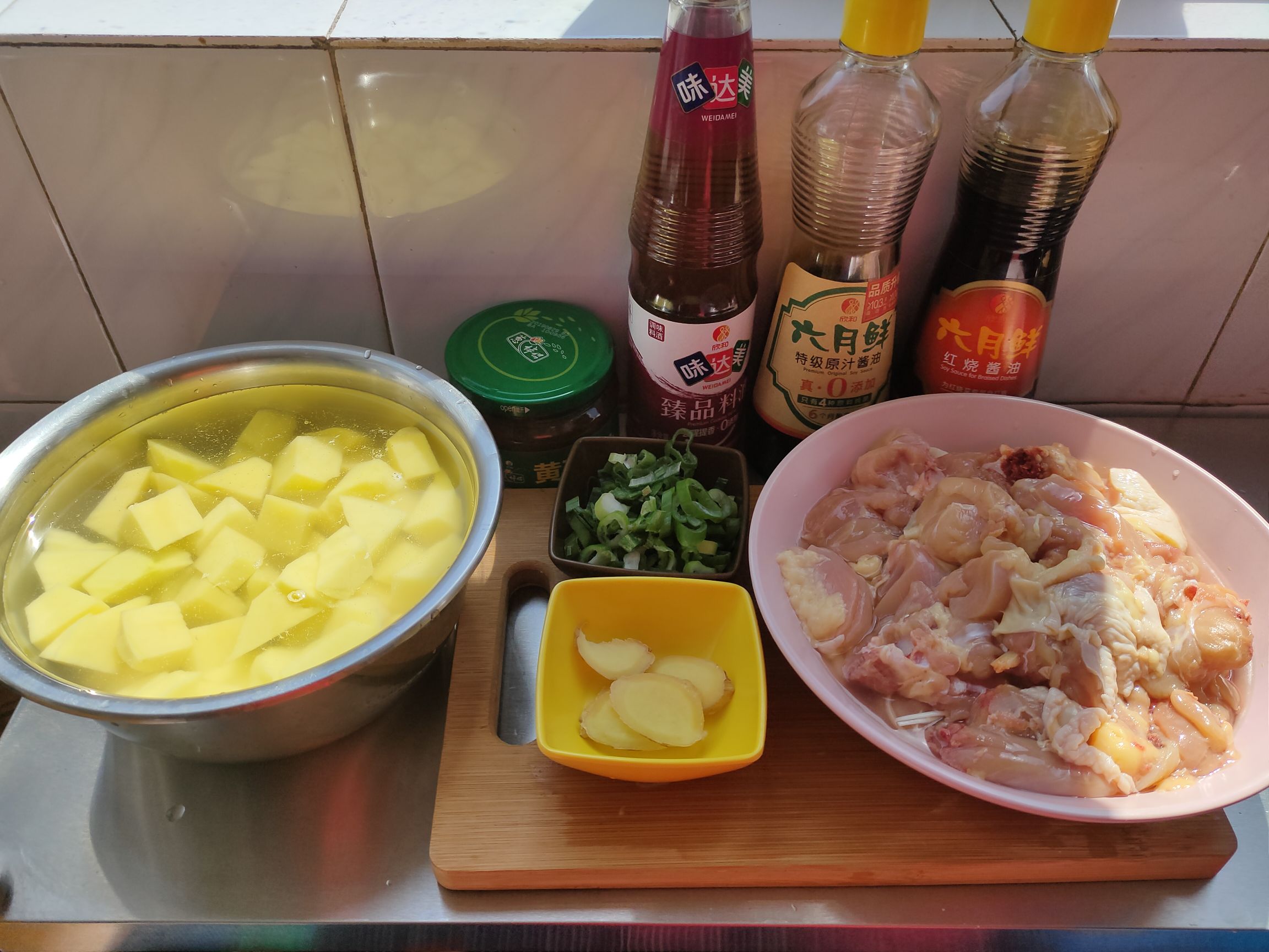醬香土豆雞塊的家常做法，土豆的軟糯配上雞肉的湯汁，營養又好吃的做法-家常味燉菜譜