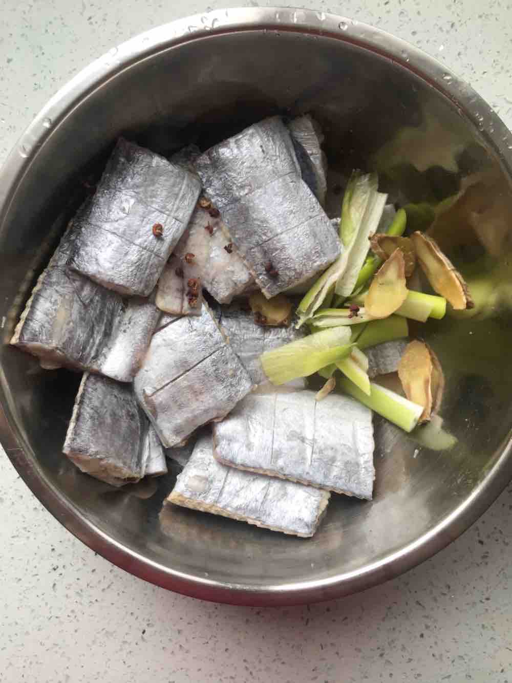 干炸刀魚的做法-咸鮮味炸菜譜-易網<a href=http://m.aoa7937.com/ target=_blank class=infotextkey>健康養生</a>網 干炸刀魚的做法-咸鮮味炸菜譜