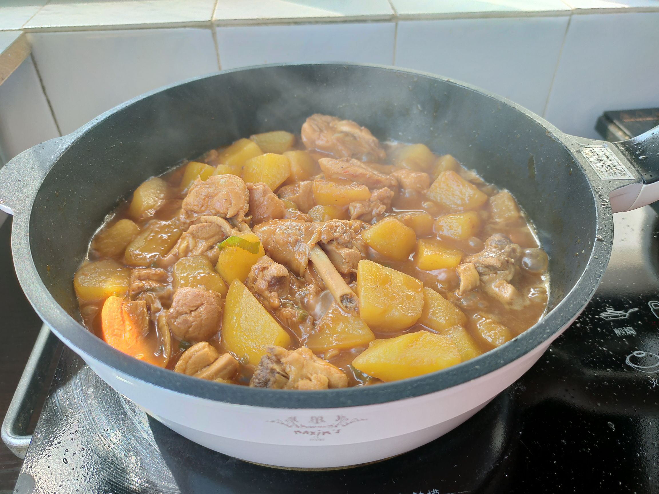 醬香土豆雞塊的家常做法，土豆的軟糯配上雞肉的湯汁，營養又好吃的做法-家常味燉菜譜