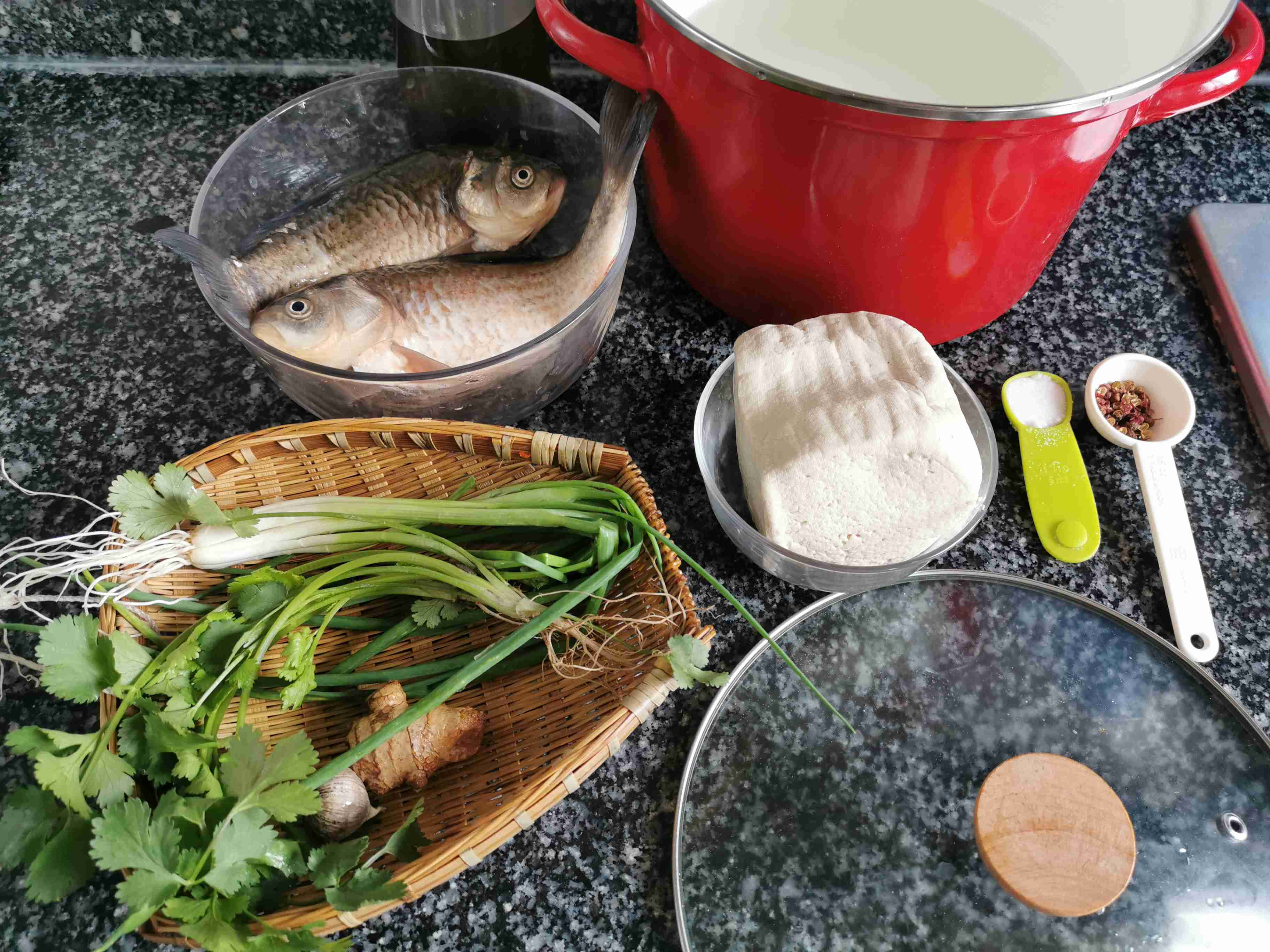 鯽魚豆腐湯的做法-家常味燉菜譜-易網<a href=http://m.aoa7937.com/ target=_blank class=infotextkey>健康養生</a>網 鯽魚豆腐湯的做法-家常味燉菜譜