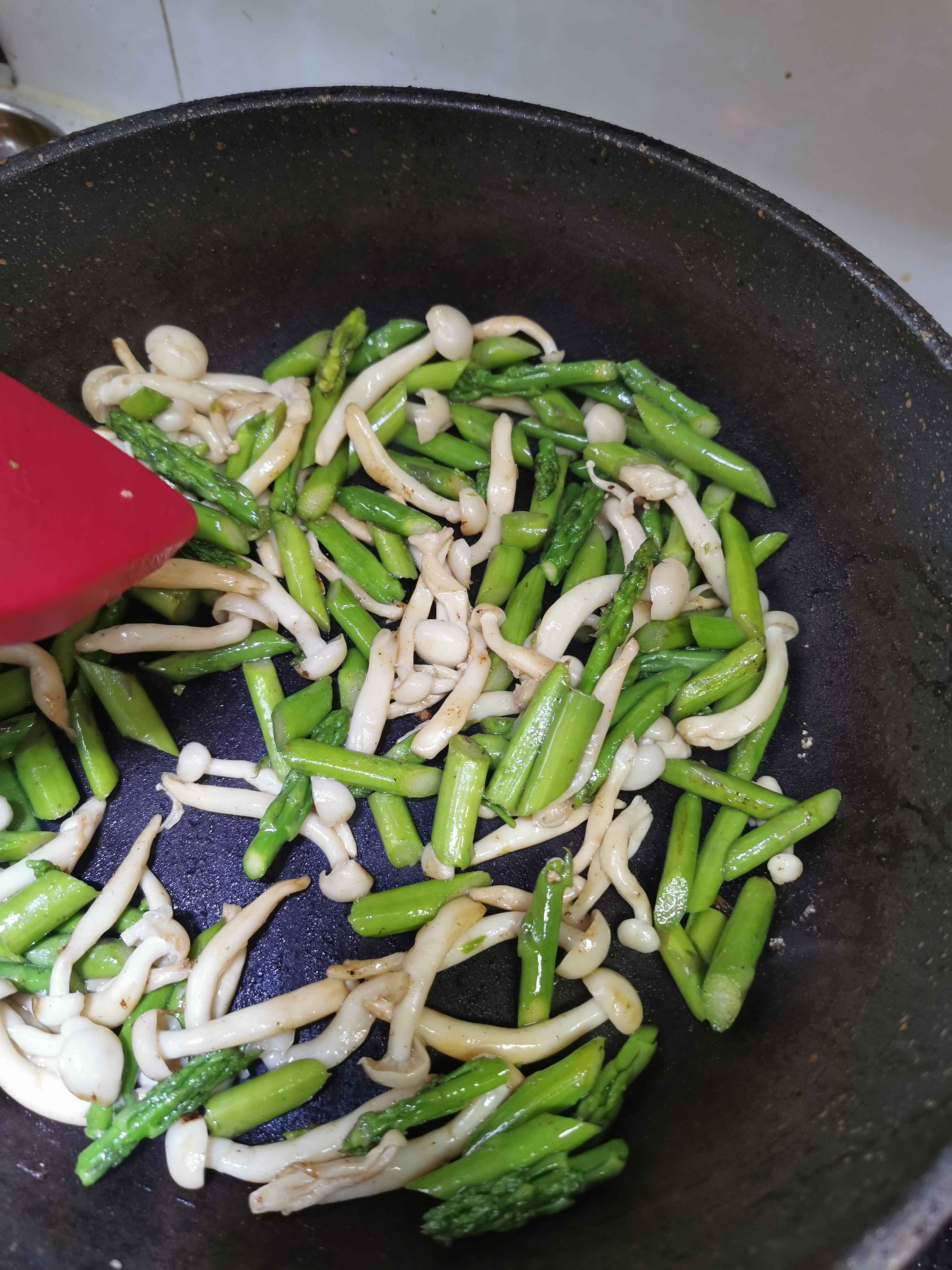 白玉菇炒蘆筍的做法-咸鮮味炒菜譜