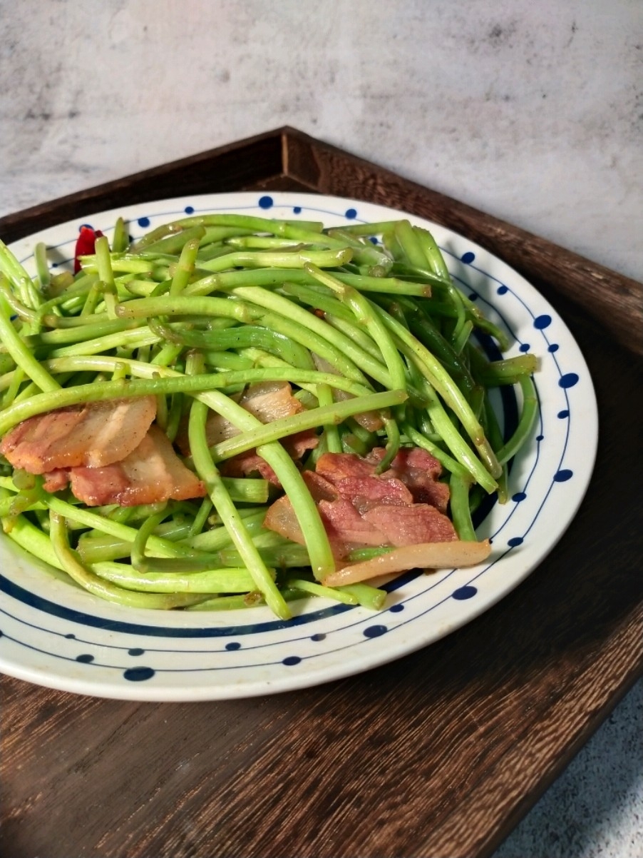 藜蒿炒臘肉的做法-家常味炒菜譜
