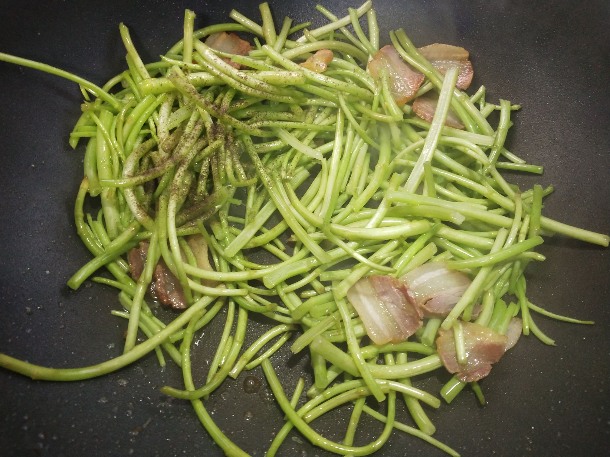 藜蒿炒臘肉的做法-家常味炒菜譜