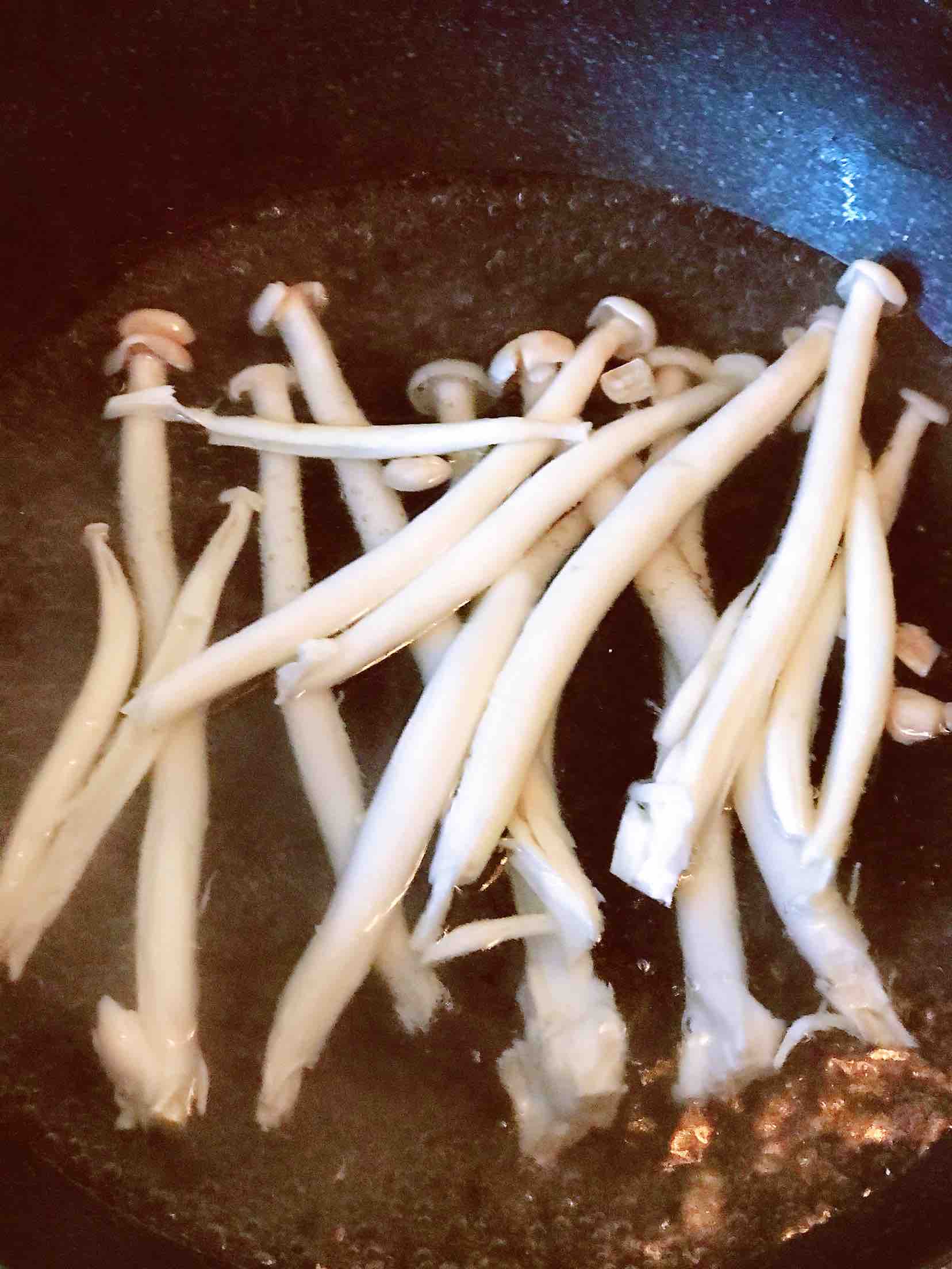 鮮美可口營養(yǎng)豐富的海鮮菇油菜拌海虹的做法-咸鮮味拌菜譜-易網(wǎng)<a href=http://m.aoa7937.com/ target=_blank class=infotextkey>健康養(yǎng)生</a>網(wǎng) 鮮美可口營養(yǎng)豐富的海鮮菇油菜拌海虹的做法-咸鮮味拌菜譜