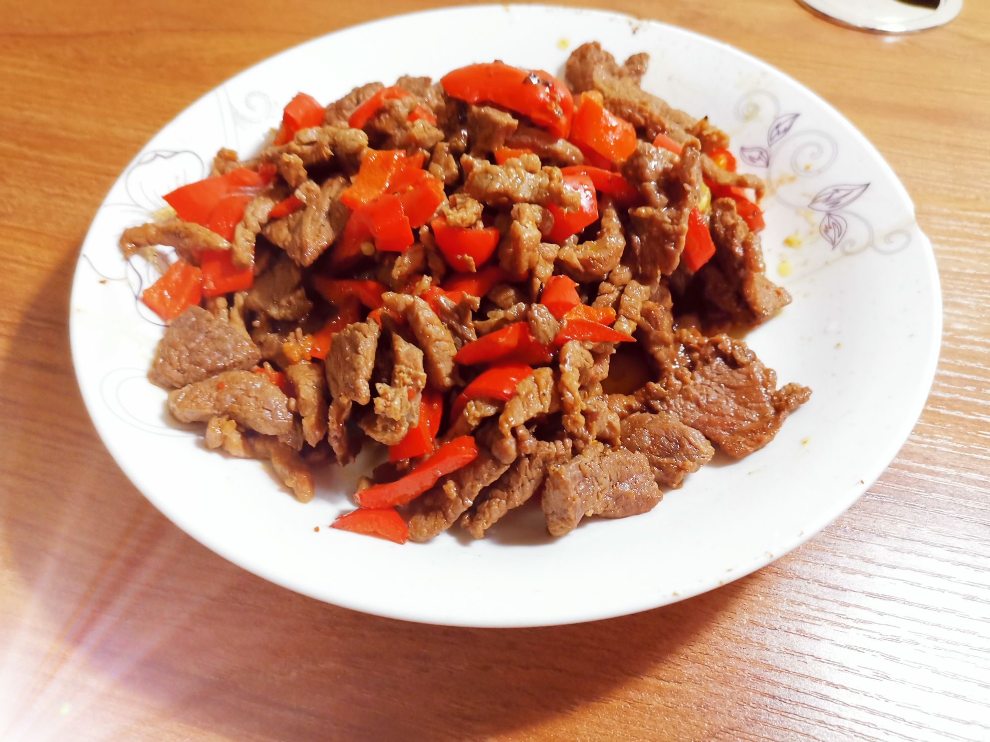甜椒炒牛肉的做法-家常味炒菜譜-易網健康養生網 甜椒炒牛肉的做法-家常味炒菜譜