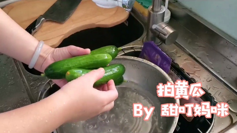 簡單的拍黃瓜的做法-酸辣味拌菜譜-易網<a href=http://m.aoa7937.com/ target=_blank class=infotextkey>健康養生</a>網 簡單的拍黃瓜的做法-酸辣味拌菜譜