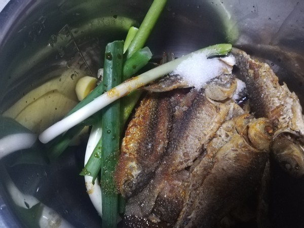 糖醋酥鯽魚(yú)的做法-家常味燉菜譜-易網(wǎng)健康養(yǎng)生網(wǎng) 糖醋酥鯽魚(yú)的做法-家常味燉菜譜
