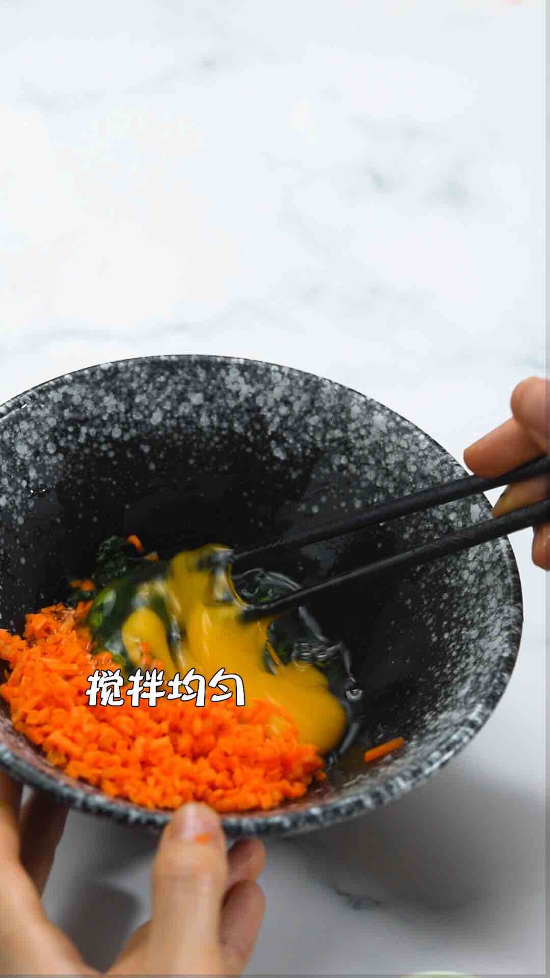 胡蘿卜菠菜蛋餅的做法-咸鮮味煎菜譜