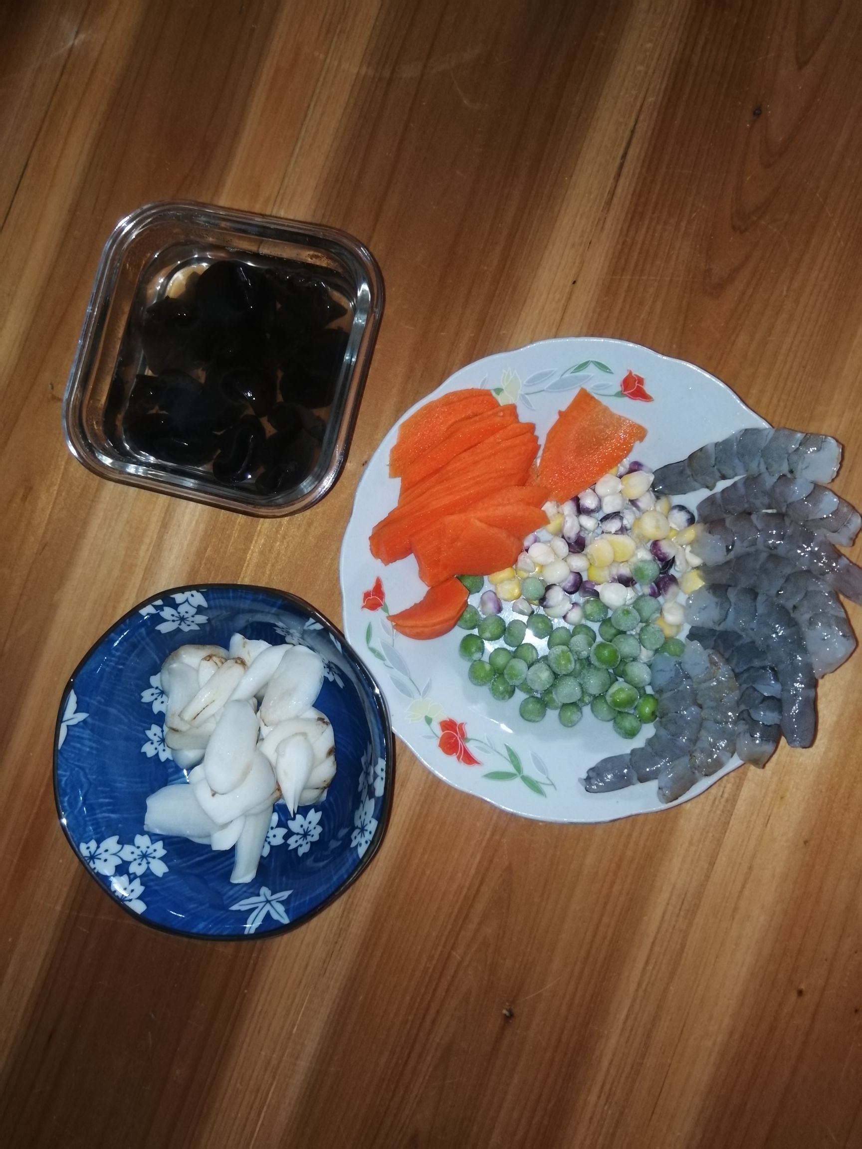 清爽不油膩——什錦百合的做法-家常味炒菜譜-易網(wǎng)<a href=http://m.aoa7937.com/ target=_blank class=infotextkey>健康養(yǎng)生</a>網(wǎng) 清爽不油膩——什錦百合的做法-家常味炒菜譜