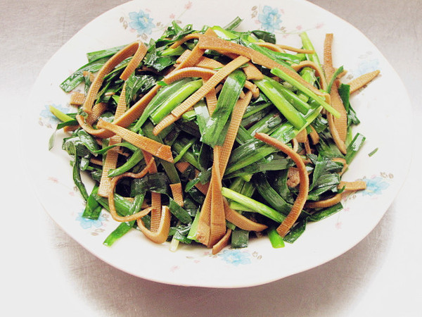 豆皮卷炒韭菜的做法-家常味炒菜譜-易網健康養生網 豆皮卷炒韭菜的做法-家常味炒菜譜