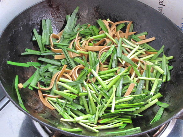豆皮卷炒韭菜的做法-家常味炒菜譜