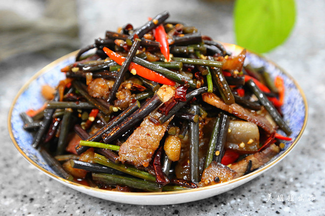 臘肉炒蕨菜的做法-香辣味炒菜譜-易網健康養生網 臘肉炒蕨菜的做法-香辣味炒菜譜