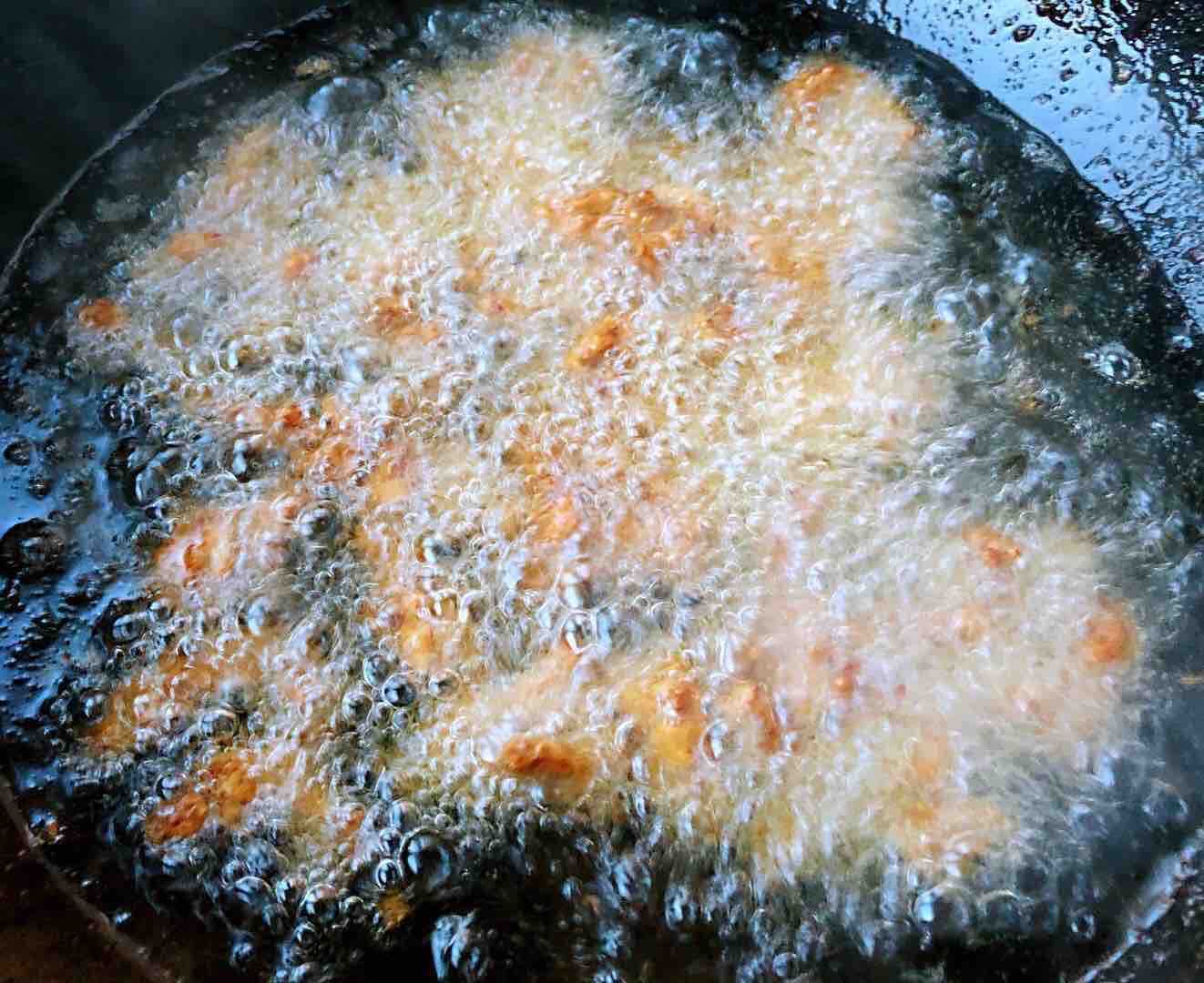 香酥牛肉炒芹菜的做法-香辣味炒菜譜-易網健康養生網 香酥牛肉炒芹菜的做法-香辣味炒菜譜