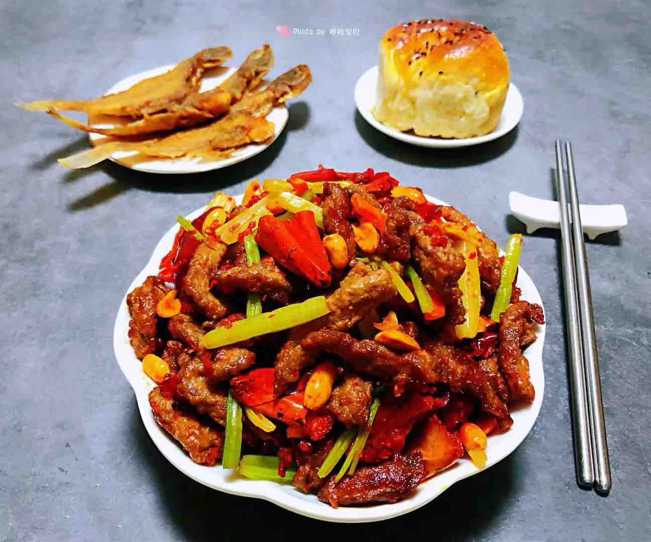 香酥牛肉炒芹菜的做法-香辣味炒菜譜-易網健康養生網 香酥牛肉炒芹菜的做法-香辣味炒菜譜