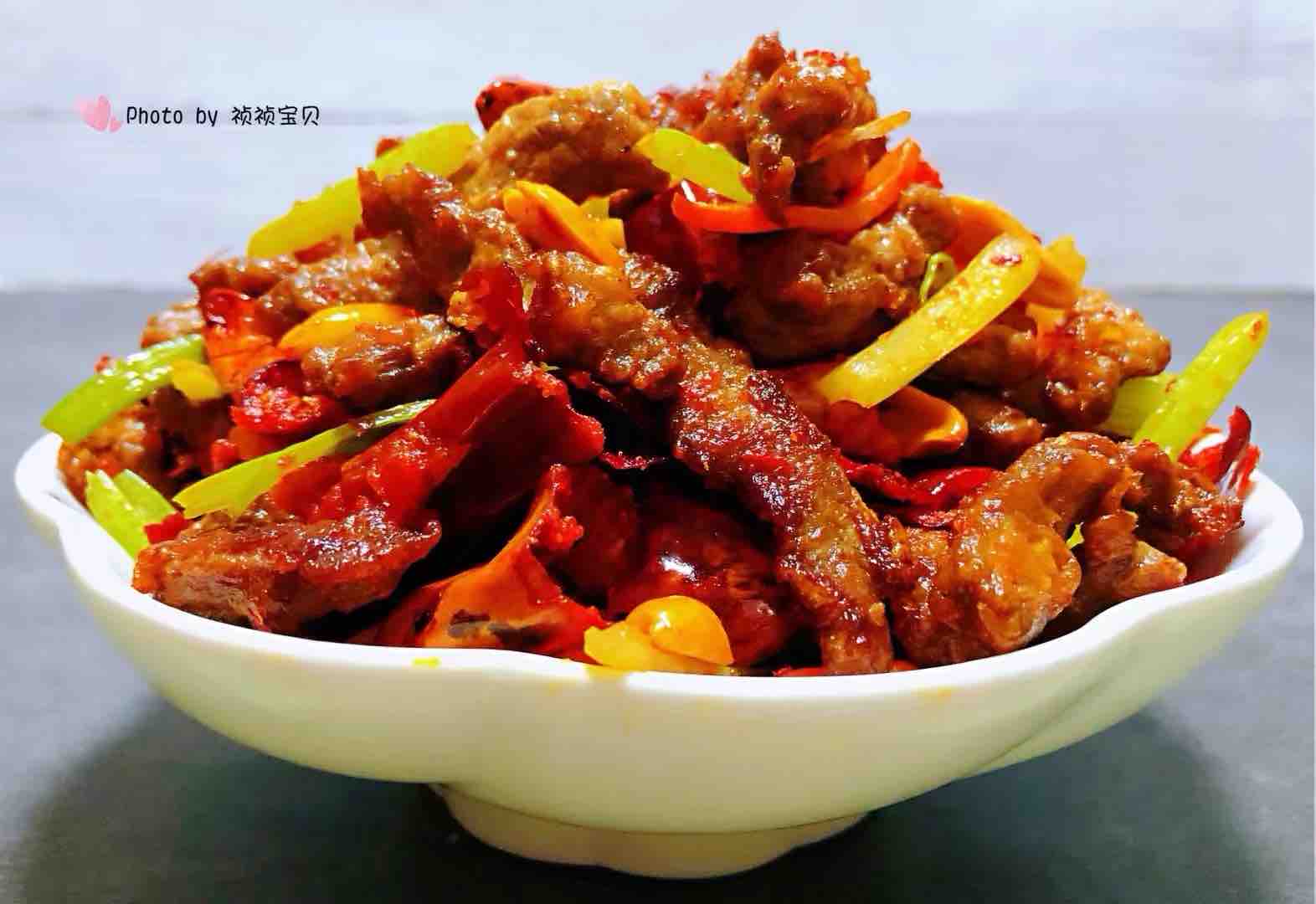 香酥牛肉炒芹菜的做法-香辣味炒菜譜-易網健康養生網 香酥牛肉炒芹菜的做法-香辣味炒菜譜