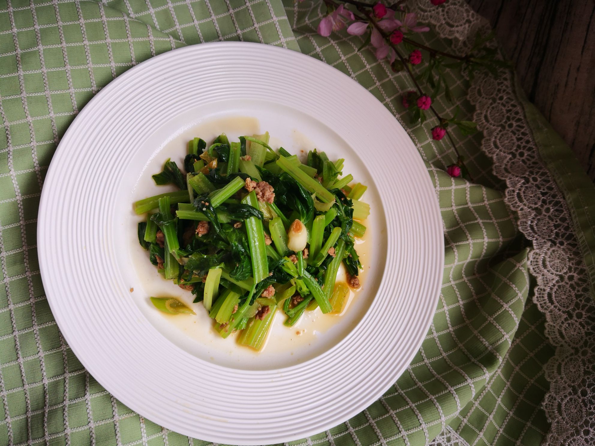 肉餡炒芹菜的做法-家常味炒菜譜-易網(wǎng)健康養(yǎng)生網(wǎng) 肉餡炒芹菜的做法-家常味炒菜譜