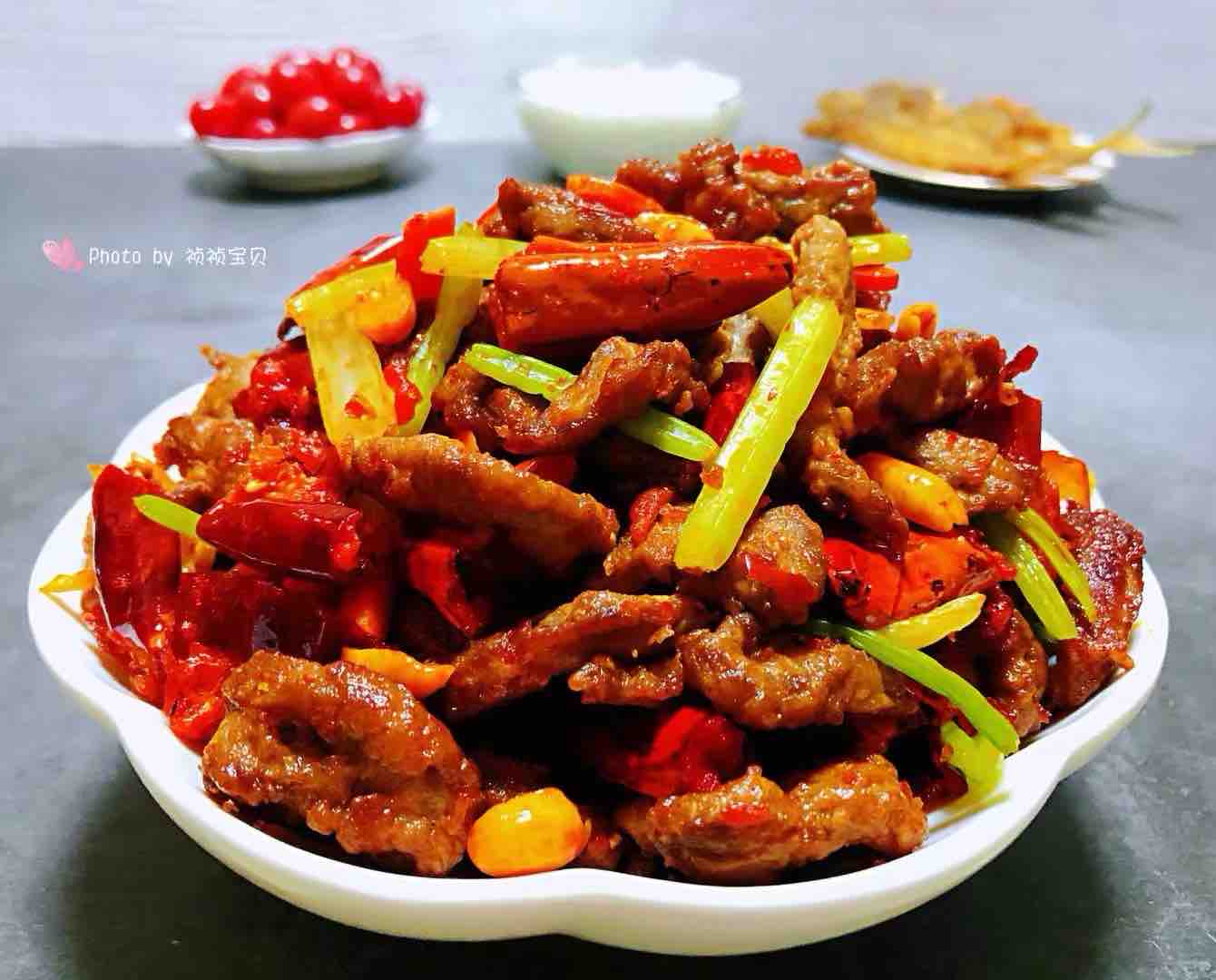 香酥牛肉炒芹菜的做法-香辣味炒菜譜-易網健康養生網 香酥牛肉炒芹菜的做法-香辣味炒菜譜