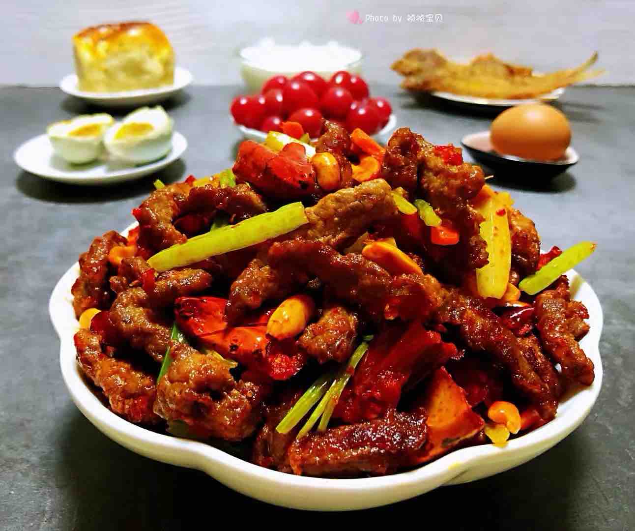 香酥牛肉炒芹菜的做法-香辣味炒菜譜-易網健康養生網 香酥牛肉炒芹菜的做法-香辣味炒菜譜