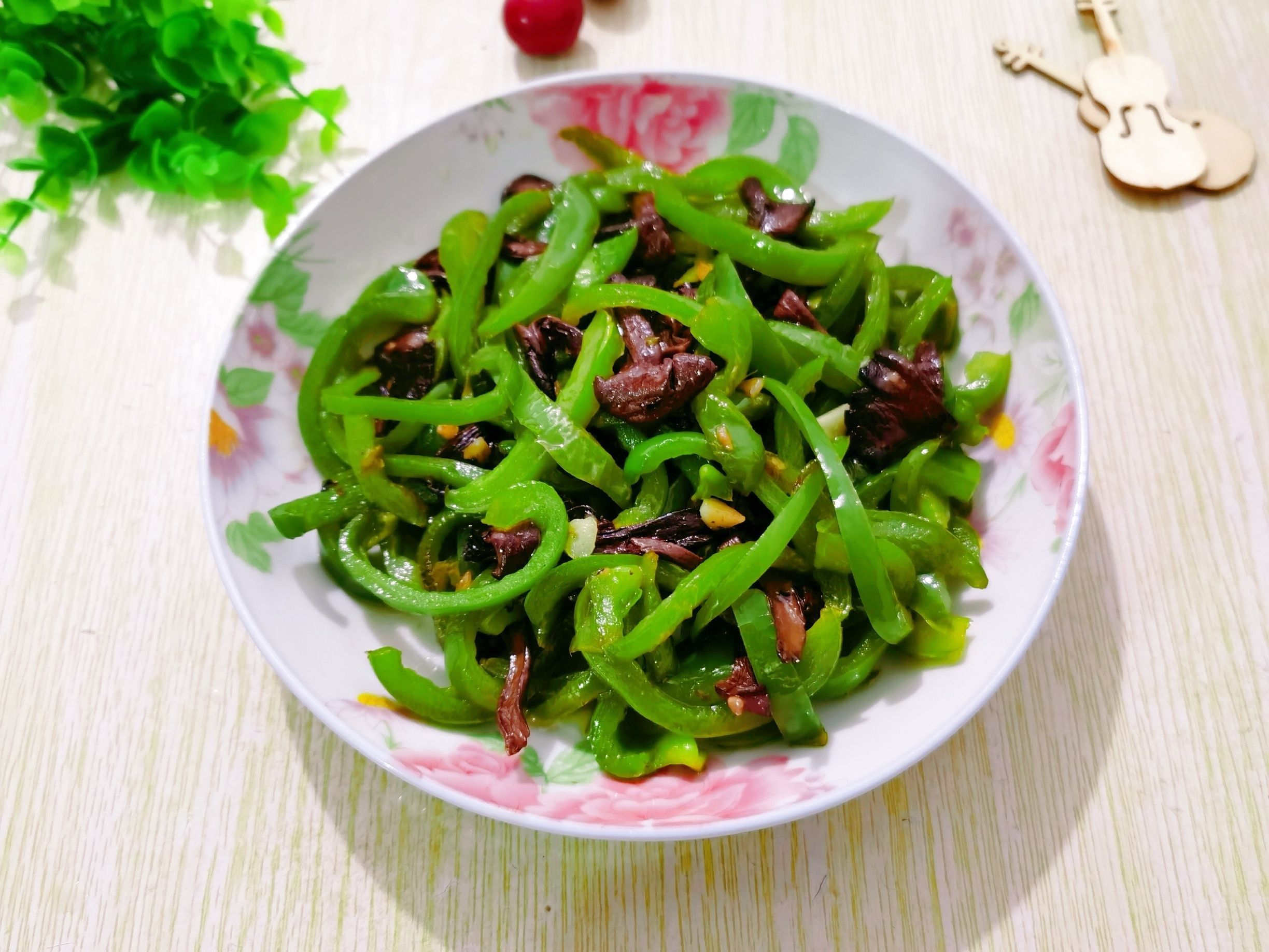 辣椒炒蘑菇的做法-咸鮮味炒菜譜-易網健康養生網 辣椒炒蘑菇的做法-咸鮮味炒菜譜