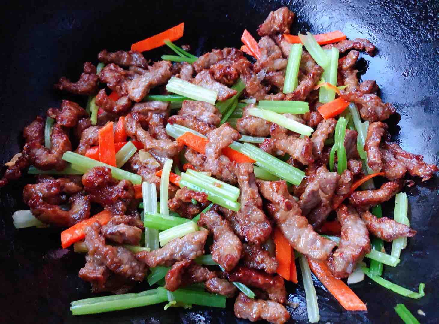香酥牛肉炒芹菜的做法-香辣味炒菜譜-易網健康養生網 香酥牛肉炒芹菜的做法-香辣味炒菜譜