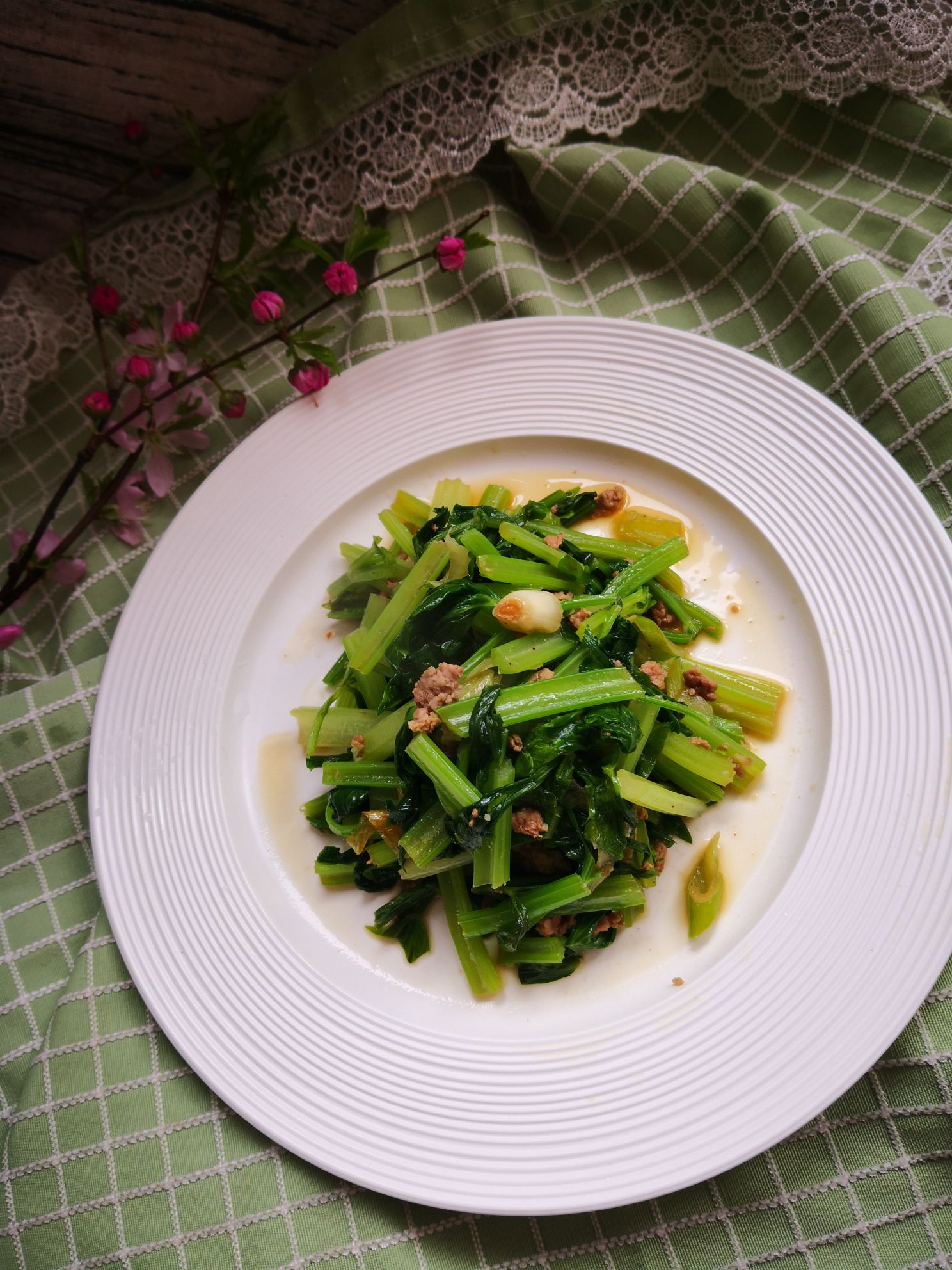 肉餡炒芹菜的做法-家常味炒菜譜-易網(wǎng)健康養(yǎng)生網(wǎng) 肉餡炒芹菜的做法-家常味炒菜譜