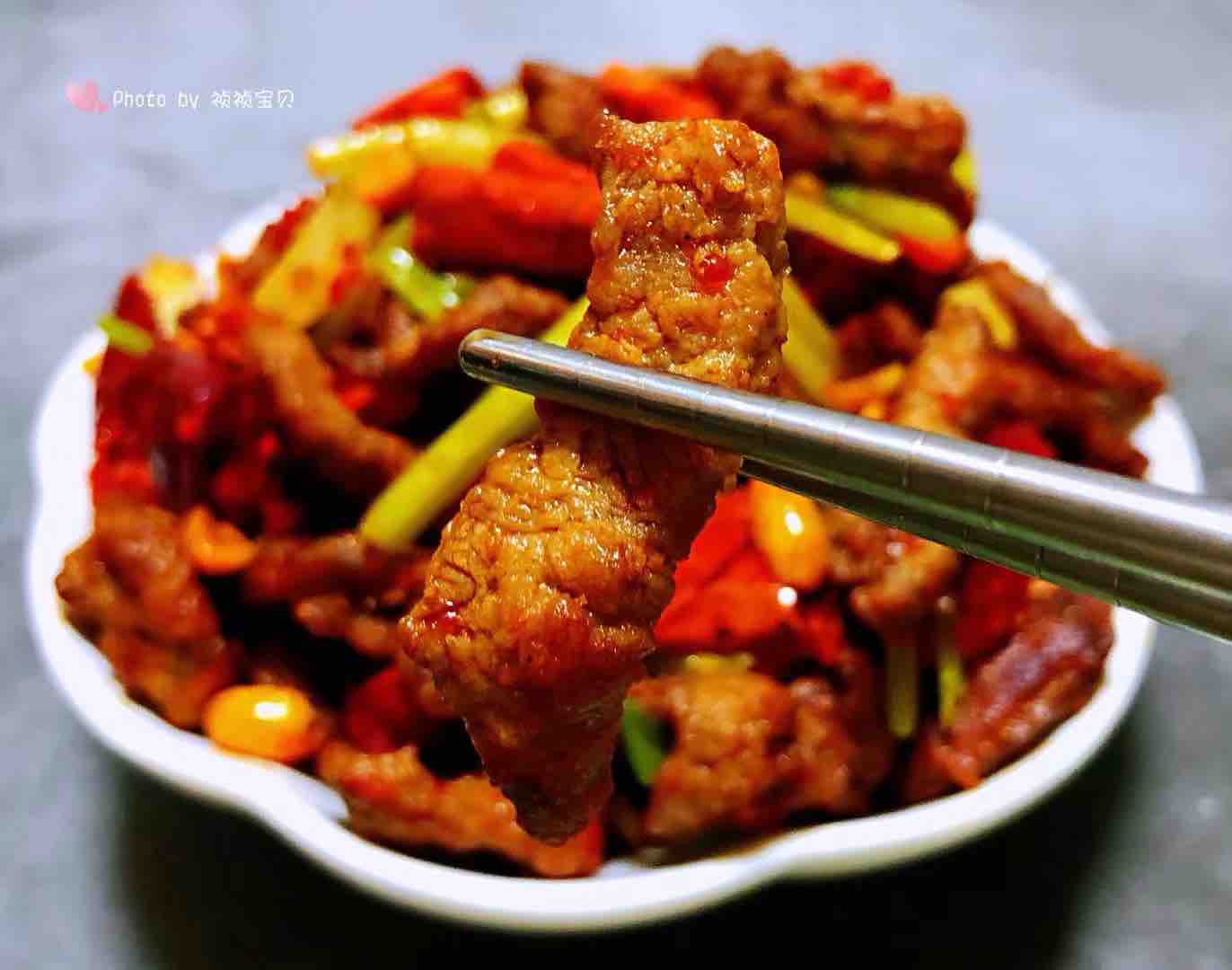 香酥牛肉炒芹菜的做法-香辣味炒菜譜-易網健康養生網 香酥牛肉炒芹菜的做法-香辣味炒菜譜