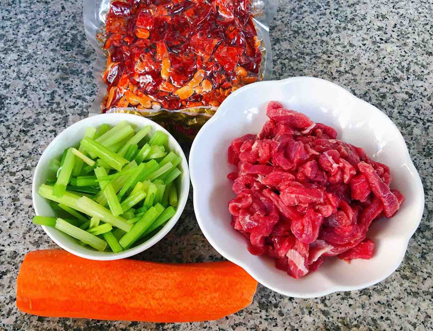香酥牛肉炒芹菜的做法-香辣味炒菜譜-易網<a href=http://m.aoa7937.com/ target=_blank class=infotextkey>健康養生</a>網 香酥牛肉炒芹菜的做法-香辣味炒菜譜