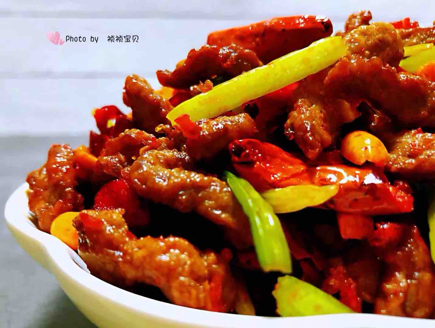 香酥牛肉炒芹菜的做法-香辣味炒菜譜-易網健康養生網 香酥牛肉炒芹菜的做法-香辣味炒菜譜