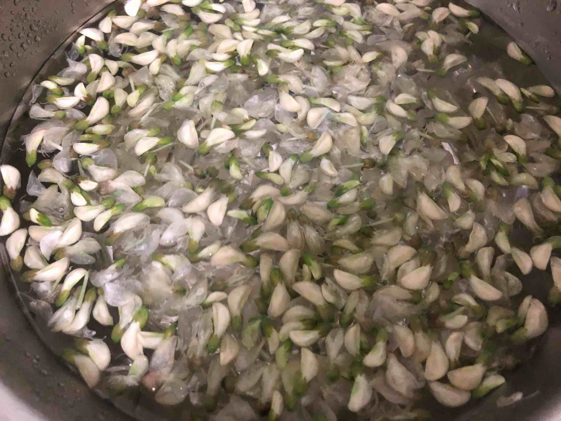 槐花炒雞蛋的做法-家常味炒菜譜