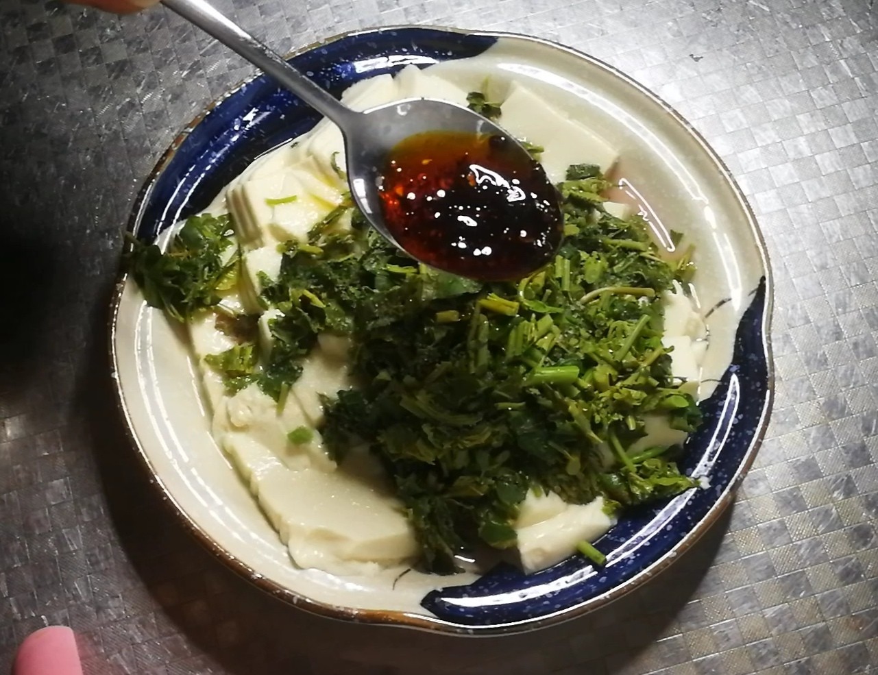 香椿拌豆腐的做法-家常味拌菜譜