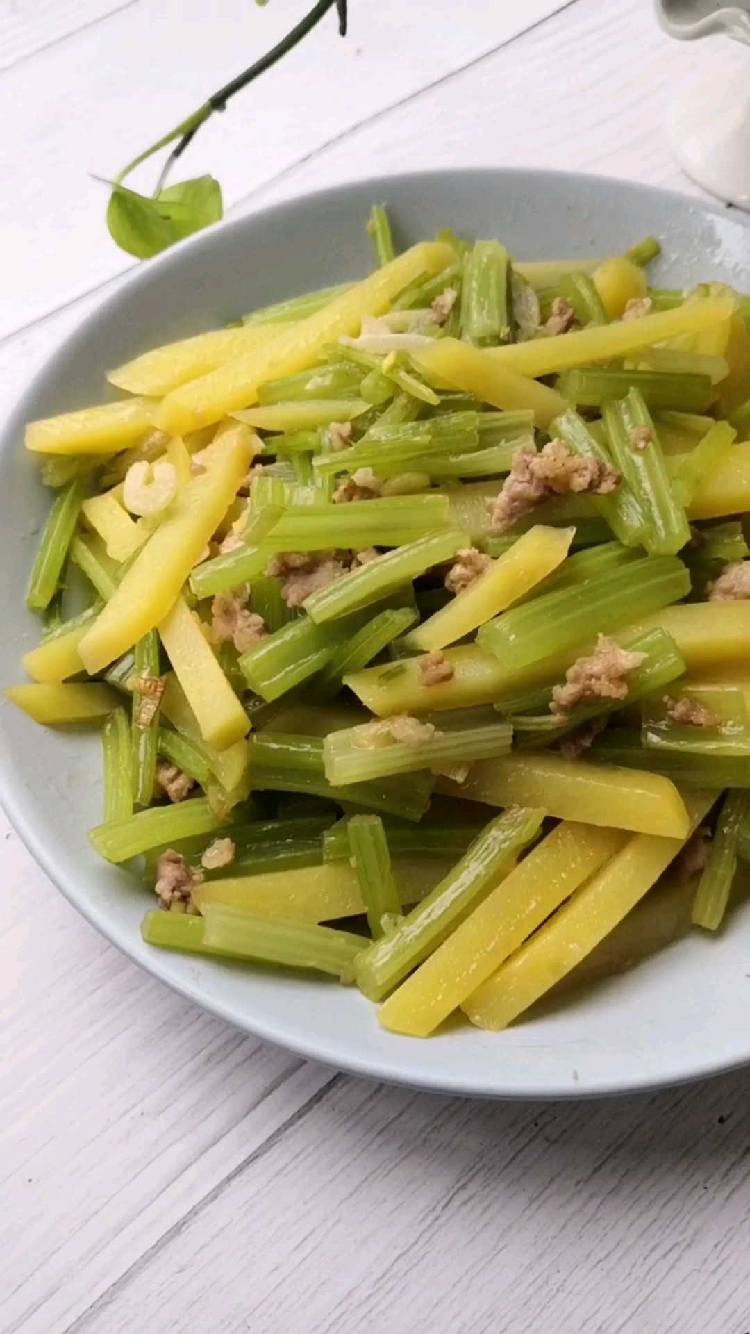 芹菜土豆的做法-家常味炒菜譜-易網(wǎng)健康養(yǎng)生網(wǎng) 芹菜土豆的做法-家常味炒菜譜