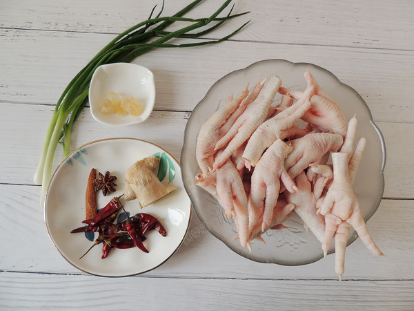 香辣燒鳳爪的做法-香辣味燒菜譜-易網<a href=http://m.aoa7937.com/ target=_blank class=infotextkey>健康養生</a>網 香辣燒鳳爪的做法-香辣味燒菜譜