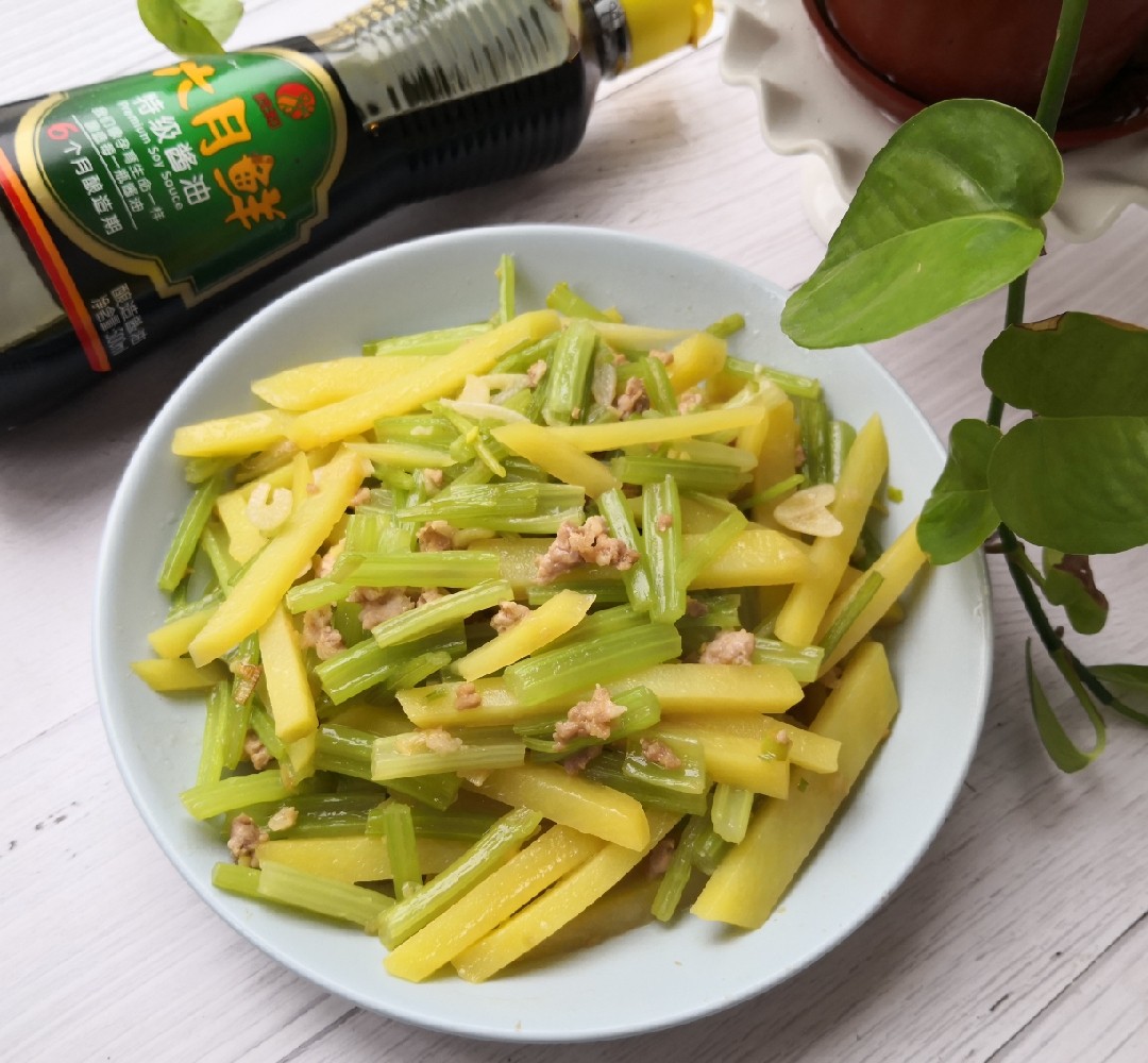芹菜土豆的做法-家常味炒菜譜-易網(wǎng)健康養(yǎng)生網(wǎng) 芹菜土豆的做法-家常味炒菜譜