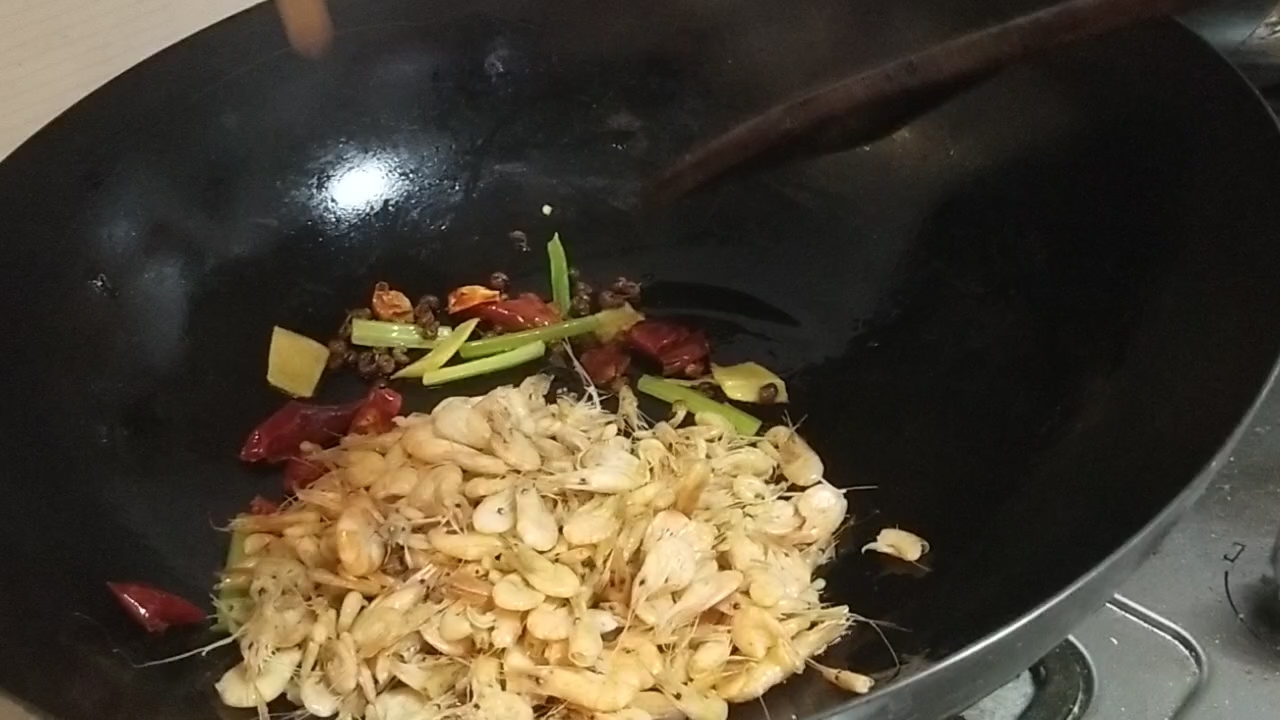 辣炒小河蝦的做法-咸鮮味炒菜譜