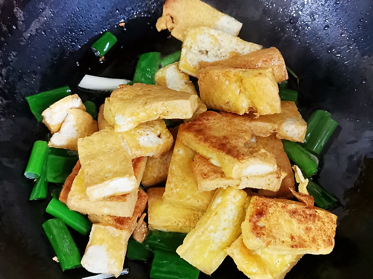 豆腐炒香腸的做法-咸鮮味炒菜譜
