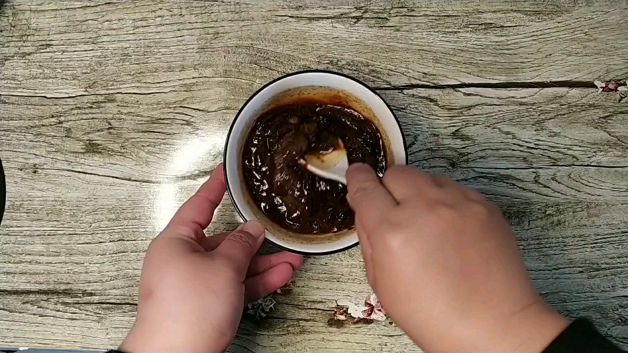 好吃的川味烤排骨來了，調制好味道的腌料，請看這里呦！的做法-香辣味烤菜譜
