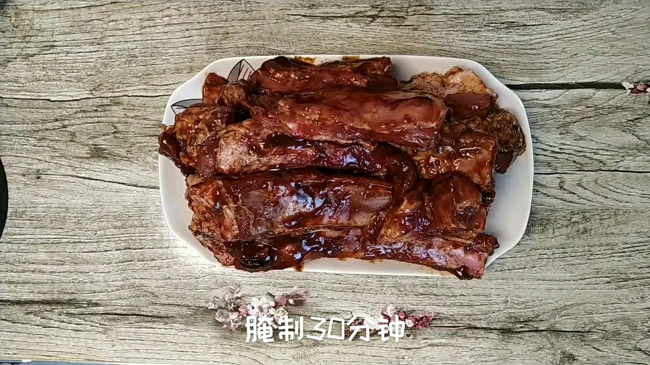 好吃的川味烤排骨來了，調制好味道的腌料，請看這里呦！的做法-香辣味烤菜譜