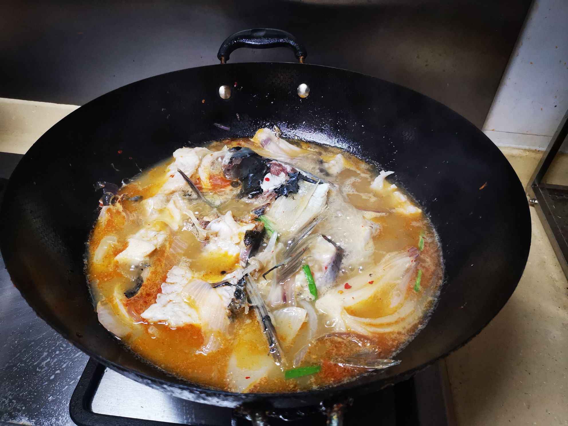 洋蔥燉花鰱的做法-家常味煮菜譜
