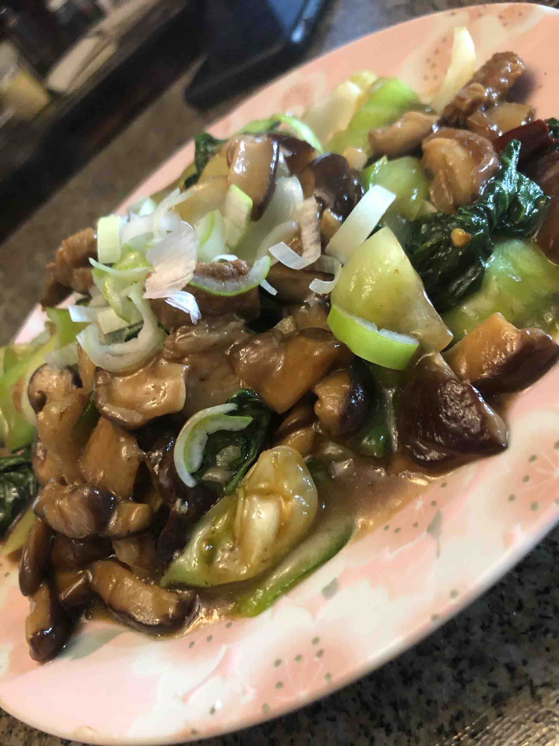 香菇油菜炒五花肉的做法-咸鮮味炒菜譜-易網(wǎng)健康養(yǎng)生網(wǎng) 香菇油菜炒五花肉的做法-咸鮮味炒菜譜