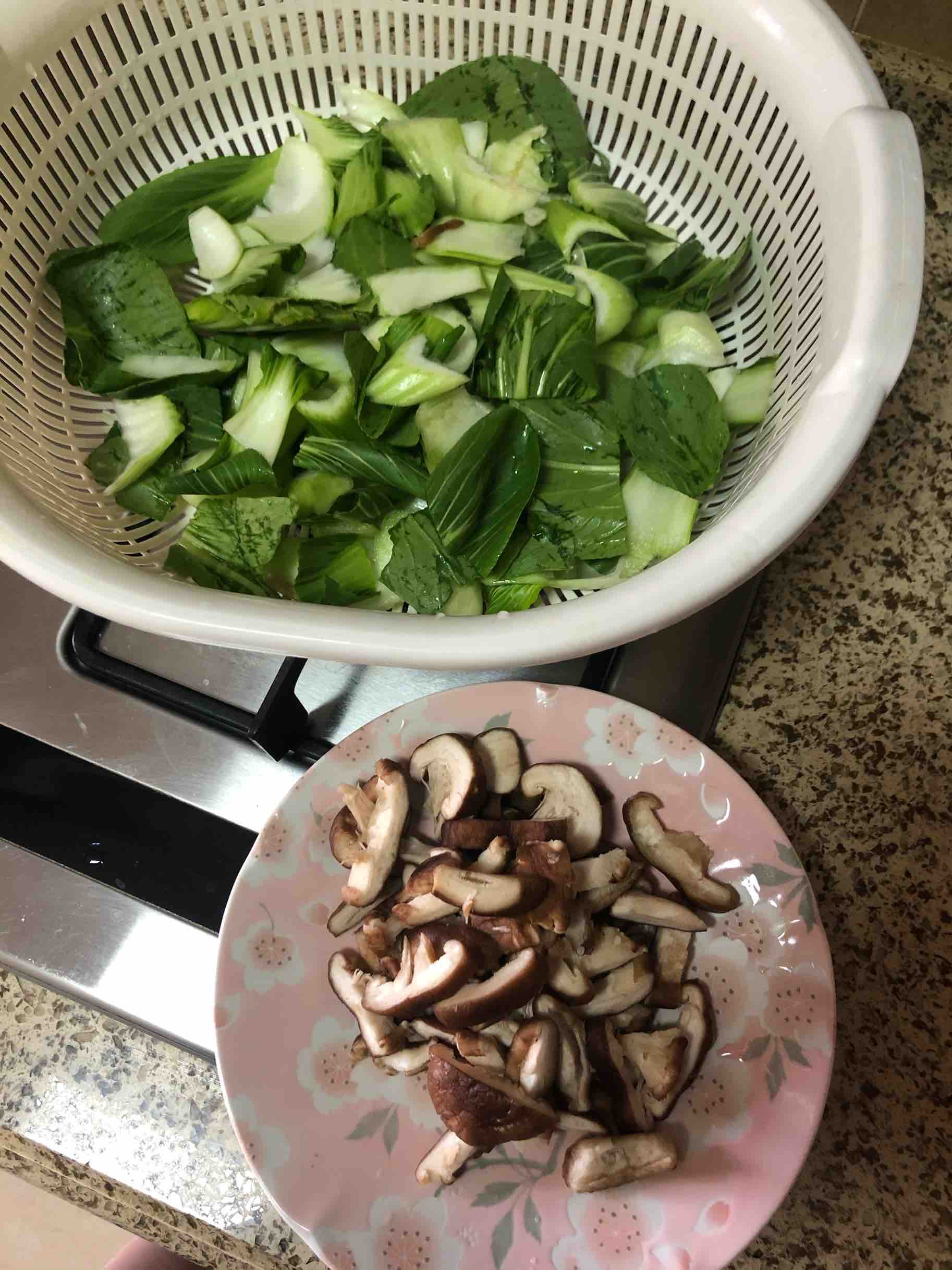 香菇油菜炒五花肉的做法-咸鮮味炒菜譜