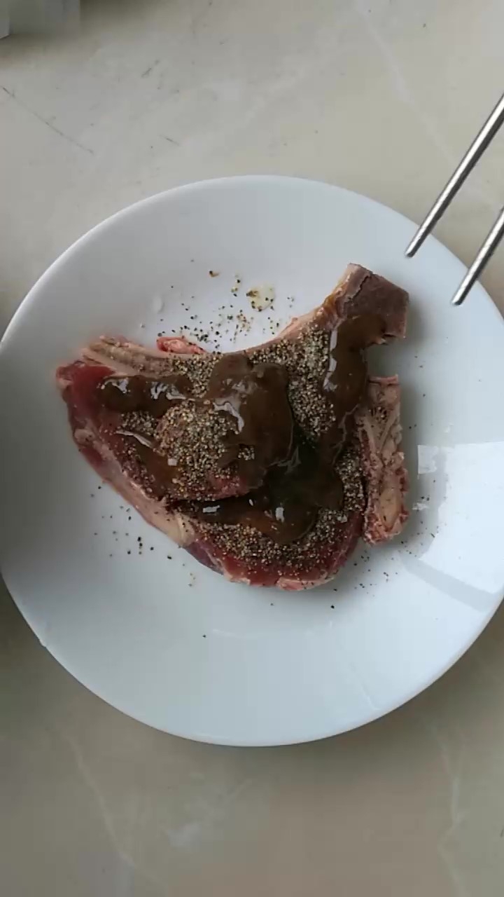 戰(zhàn)斧牛排(烤箱版)的做法-黑椒味烤菜譜-易網(wǎng)<a href=http://m.aoa7937.com/ target=_blank class=infotextkey>健康養(yǎng)生</a>網(wǎng) 戰(zhàn)斧牛排(烤箱版)的做法-黑椒味烤菜譜