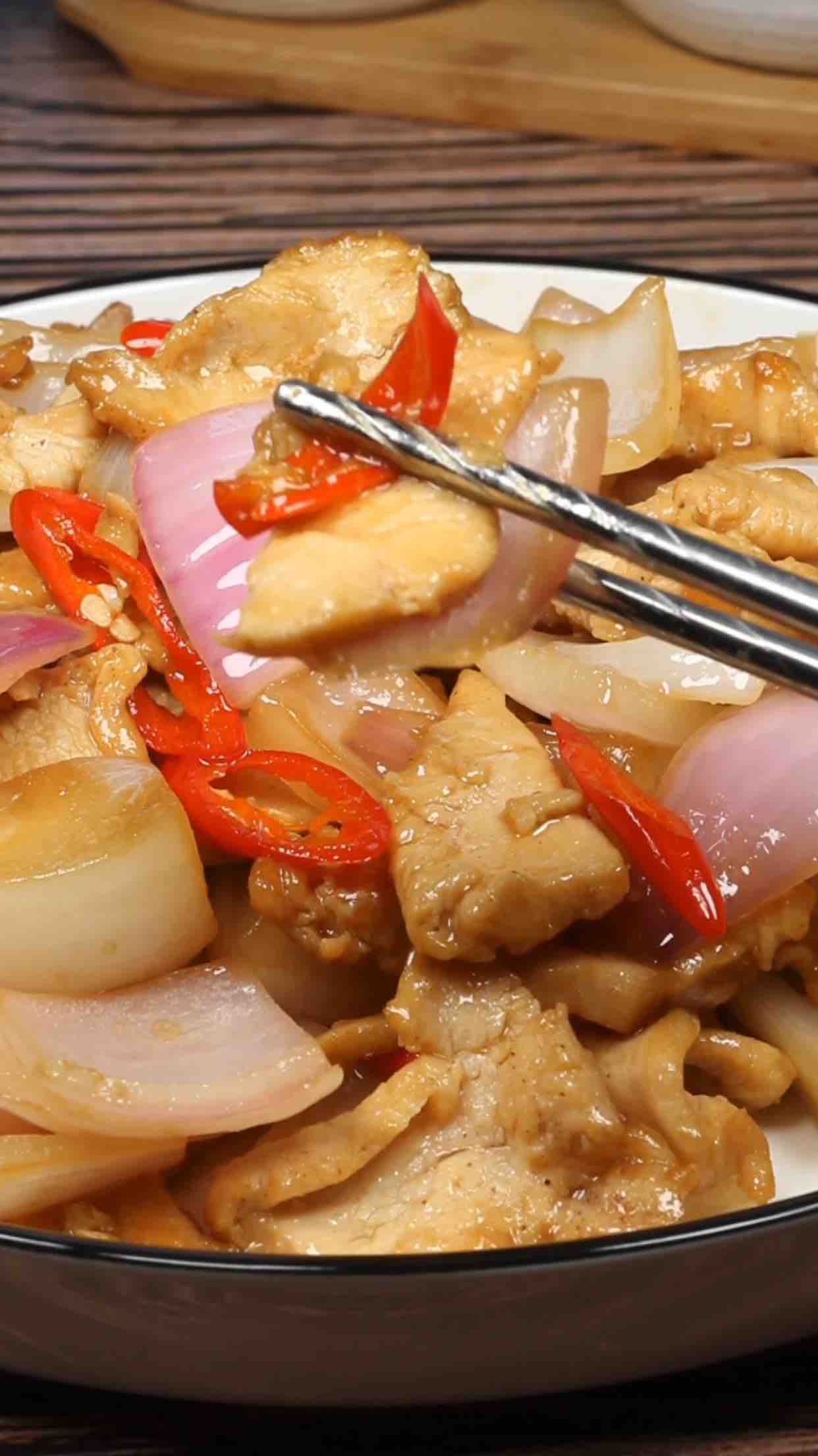 雞脯炒洋蔥的做法-家常味炒菜譜-易網(wǎng)健康養(yǎng)生網(wǎng) 雞脯炒洋蔥的做法-家常味炒菜譜