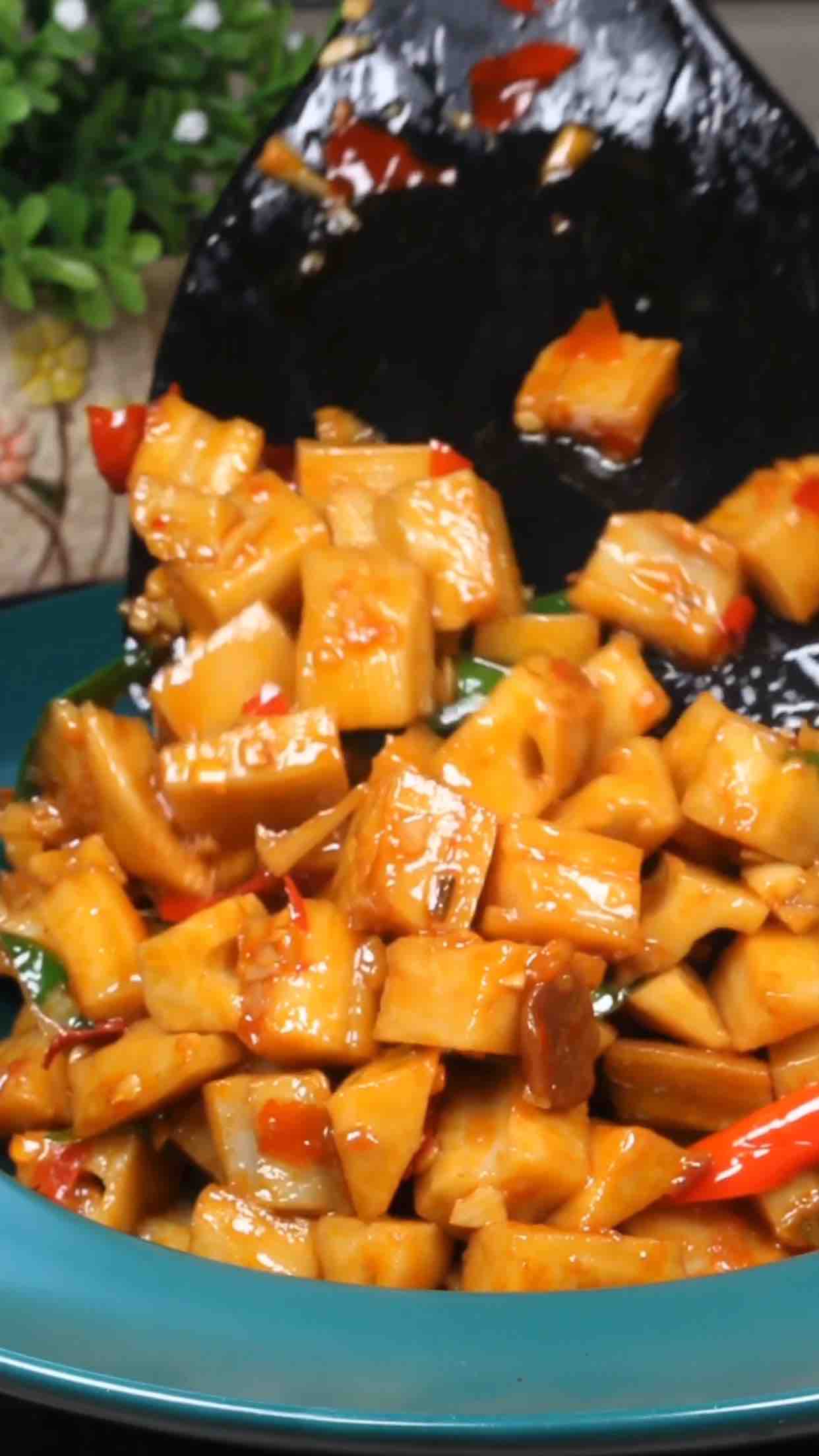 辣炒藕丁的做法-香辣味炒菜譜-易網健康養生網 辣炒藕丁的做法-香辣味炒菜譜