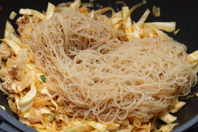 粉絲肉末包菜的做法-家常味炒菜譜-易網(wǎng)健康養(yǎng)生網(wǎng) 粉絲肉末包菜的做法-家常味炒菜譜