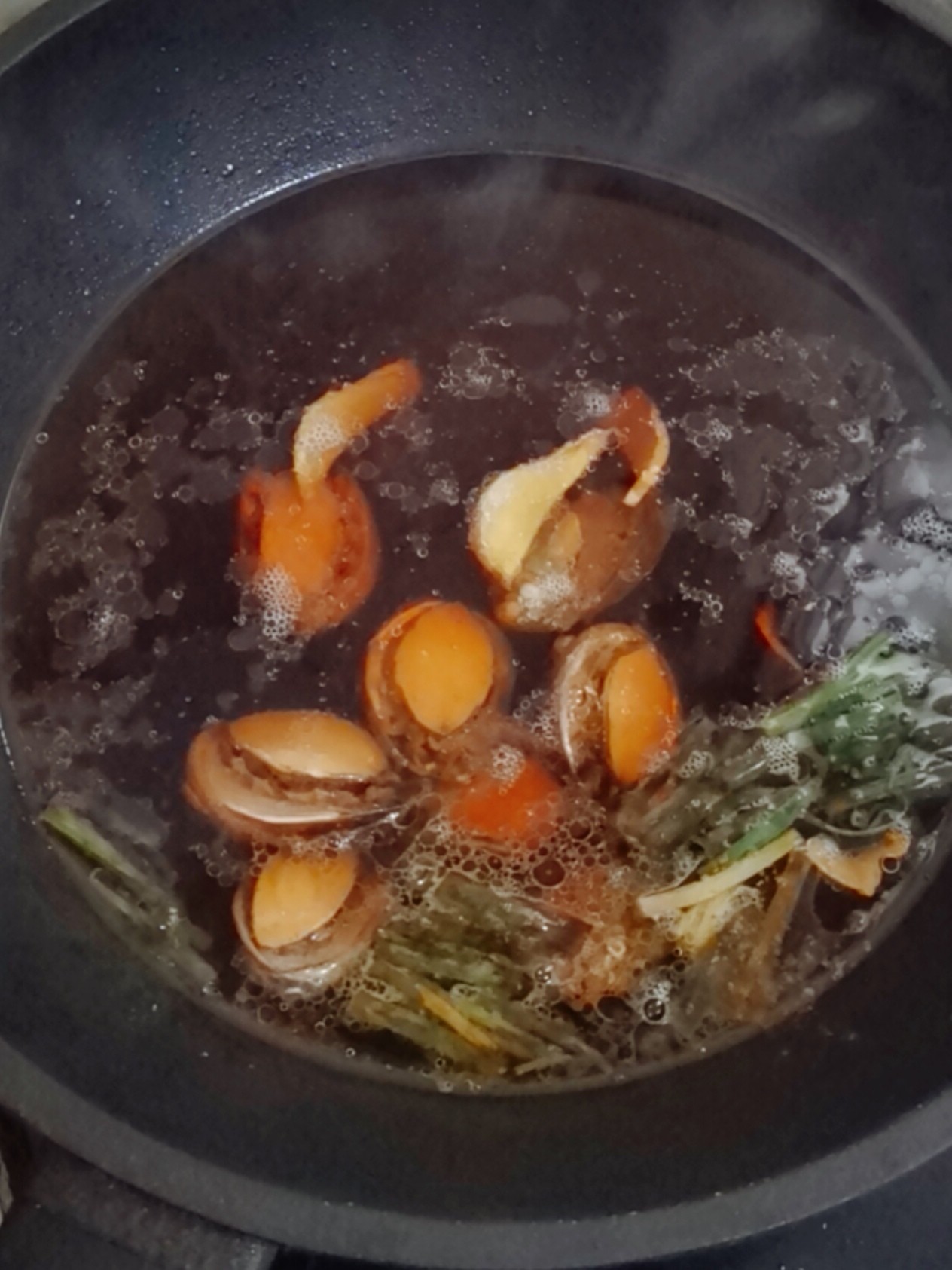 鮑魚燜鴨腿的做法-咸鮮味燜菜譜