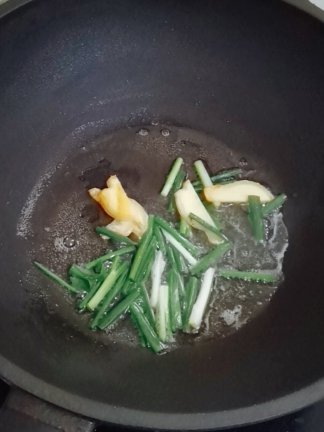 鮑魚燜鴨腿的做法-咸鮮味燜菜譜